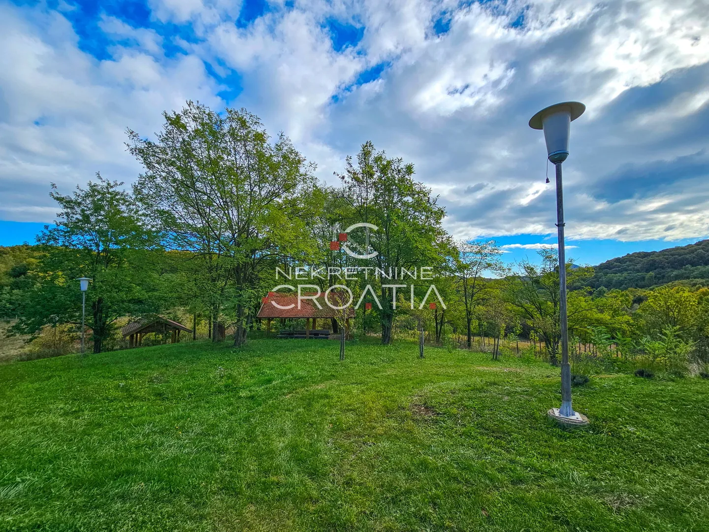 4,5 ha zemljišta + kuća - slika 11