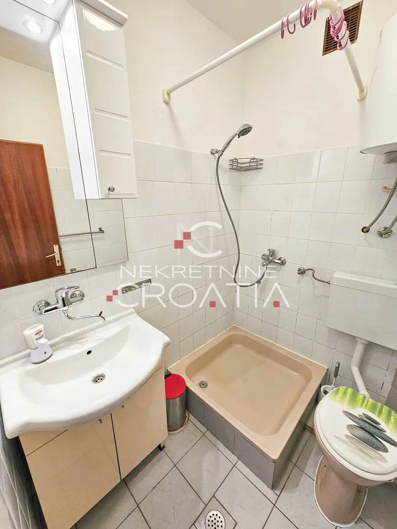 prizna: 1. red do mora, 3 apartmana! - slika 17