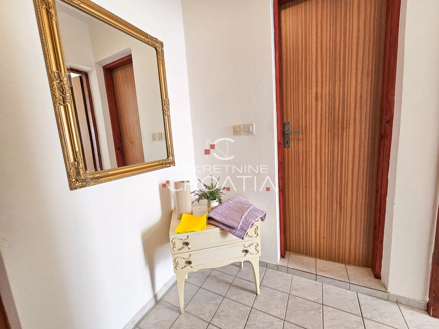 prizna: 1. red do mora, 3 apartmana! - slika 18