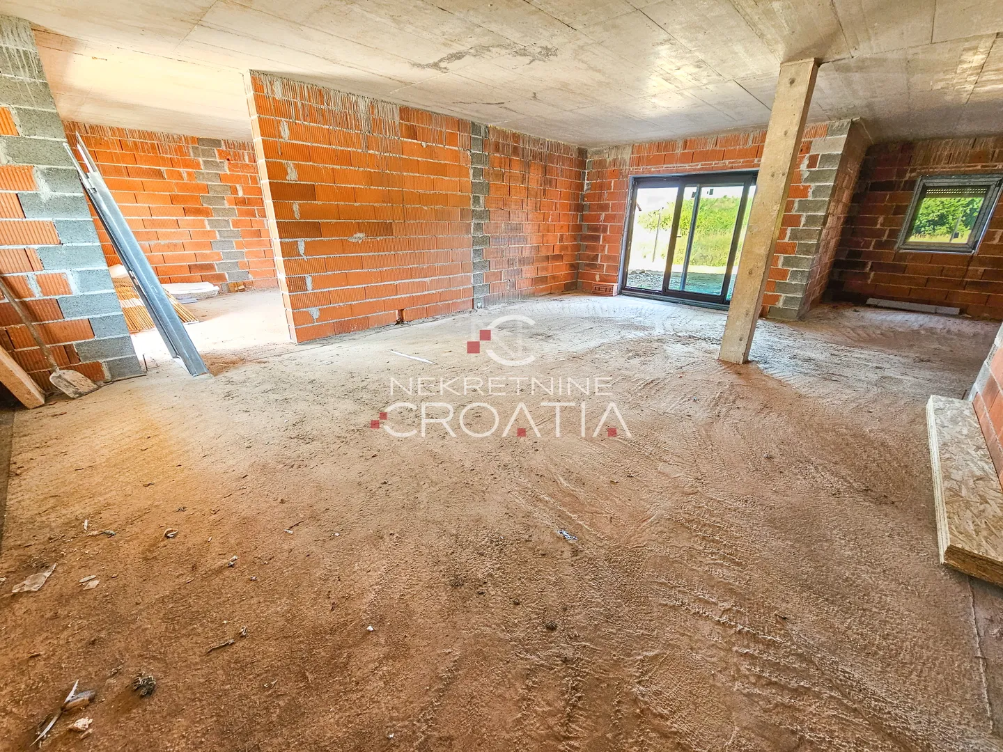 prilika, novogradnja, stan sa dvorištem - slika 4
