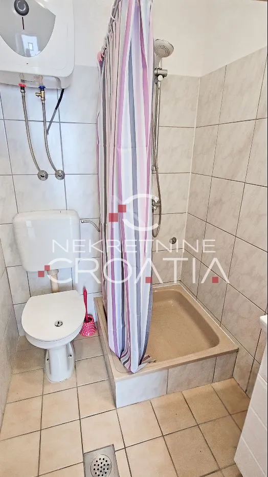 prizna: 1. red do mora, 3 apartmana! - slika 11
