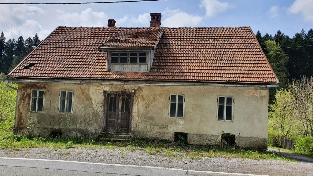 Gorski kotar, starija kuća sa okućnicom do potoka - Gornja Dobra, Skrad