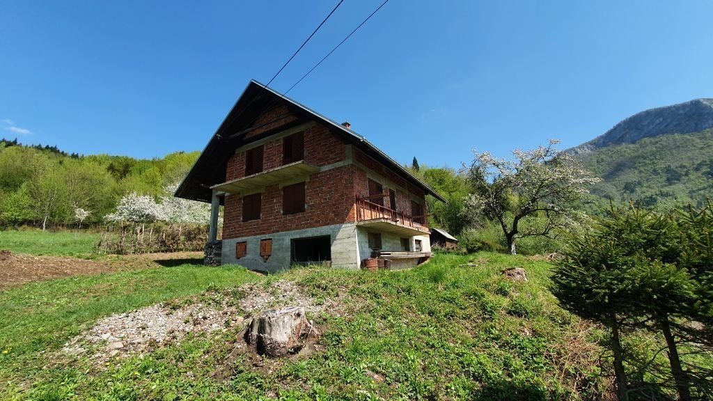 Gorski kotar, Kupska dolina, kuća sa gospodarskim objektom i zemljištem od 2385 m2 - Kuželj, Delnice