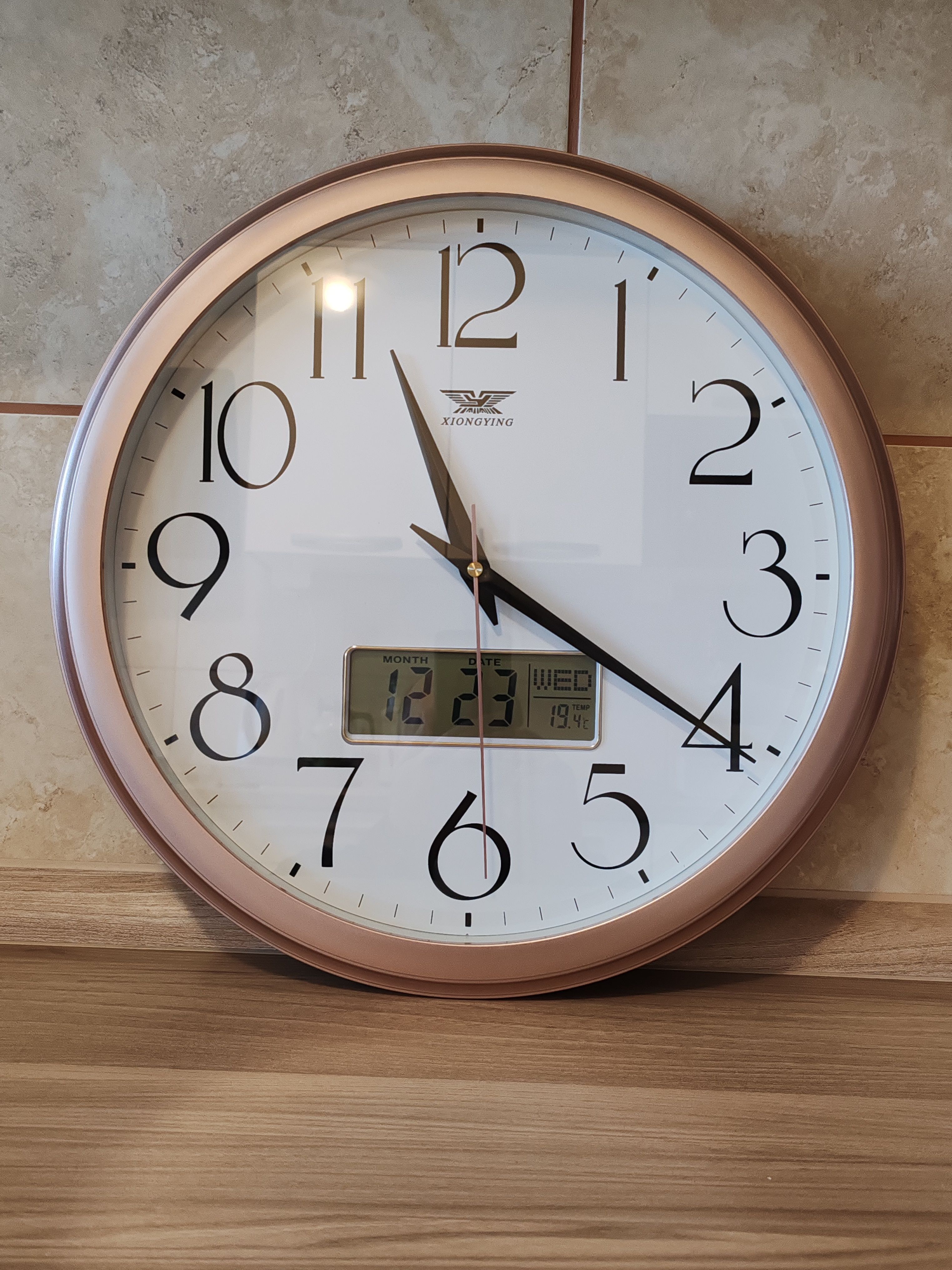 zidni sat sa satom datumom danom i prikazom temperature u prostoriji - slika 2