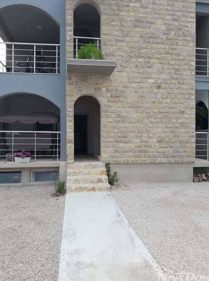 nekretnina s 4 apartmana, krovna terasa s pogledom na more i velebit. - slika 28