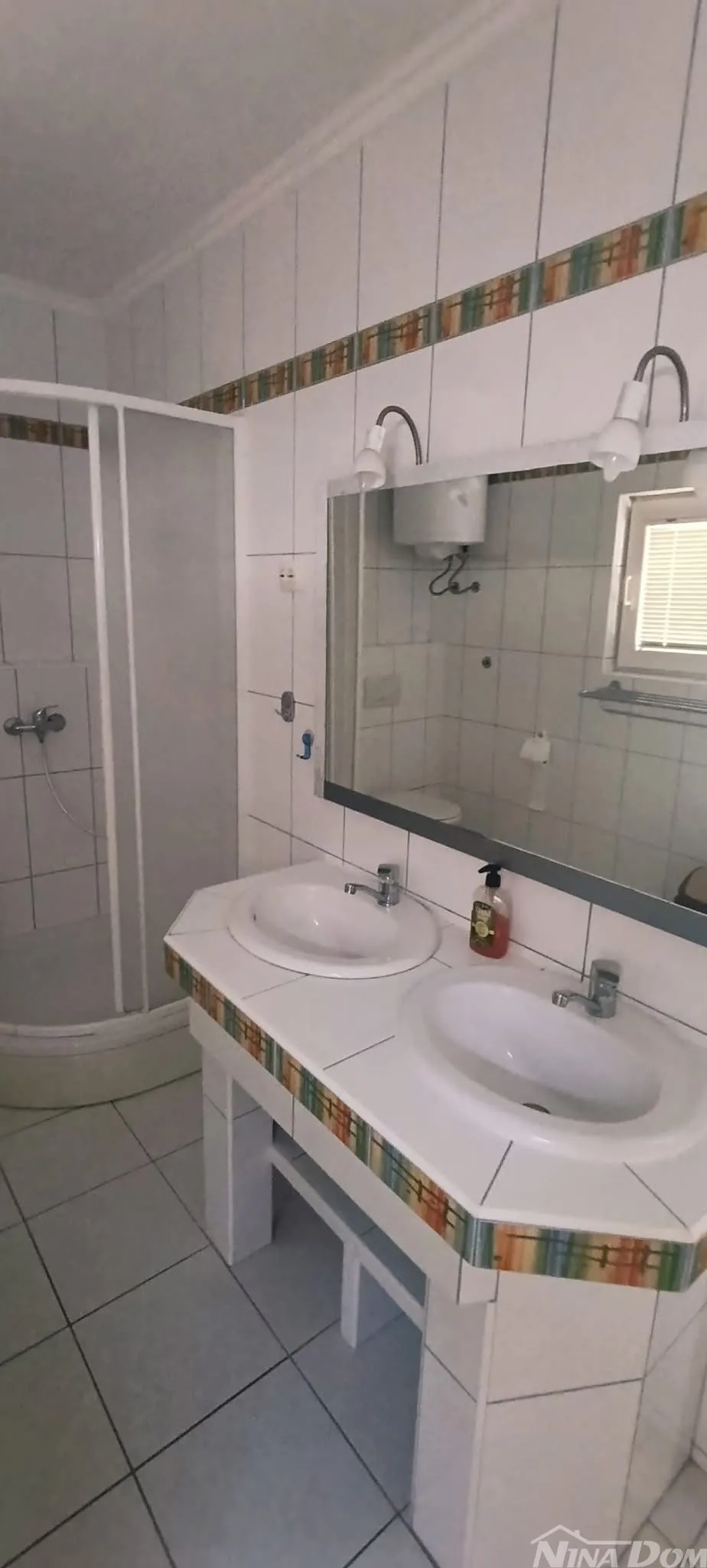 južna strana 90 met.do mora apartmanska kuća s dvorištem - slika 11