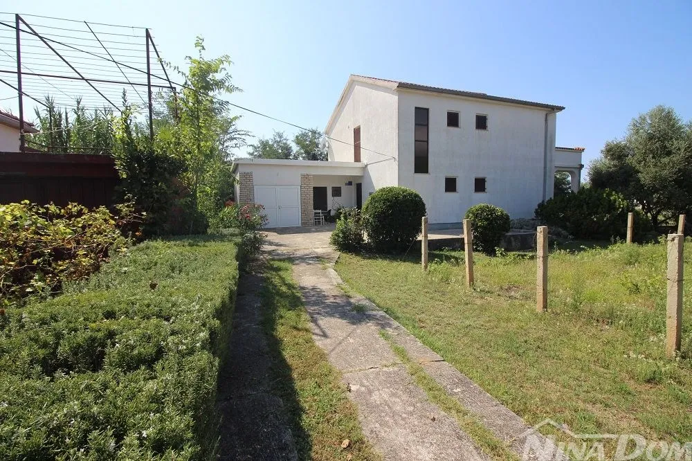 apartmanska kuća s lijepom i velikom okućnicom 80 metara do mora - slika 33