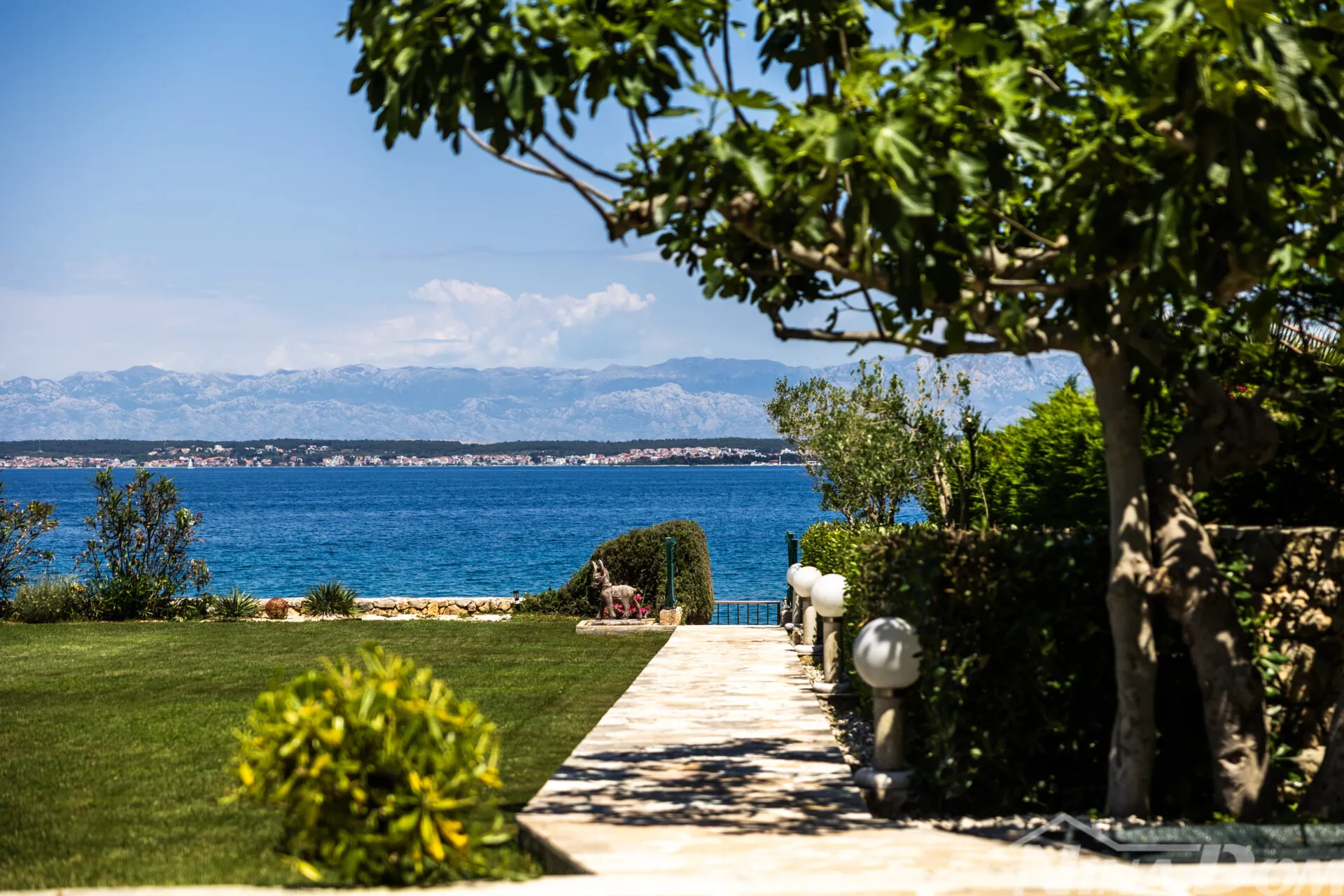 luksuzna villa u 1. redu do mora – sutomišćica, otok ugljan - slika 7