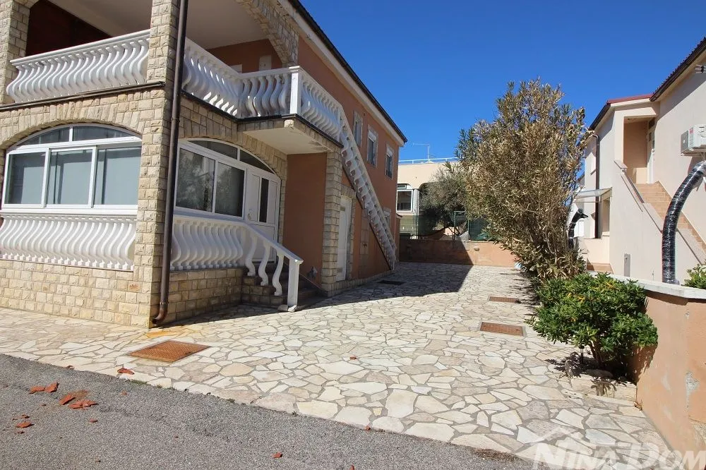 kuća dvojnica s dva lijepa odvojena apartmana 50 metara do mora. - slika 4