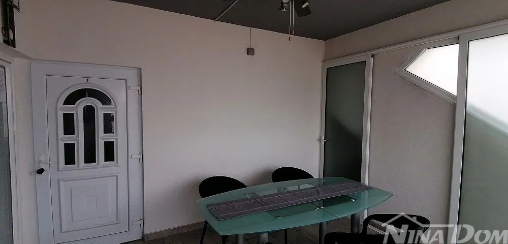 prizemlje kuće s dijelom dvorišta, južna strana 400 met. do mora - slika 5