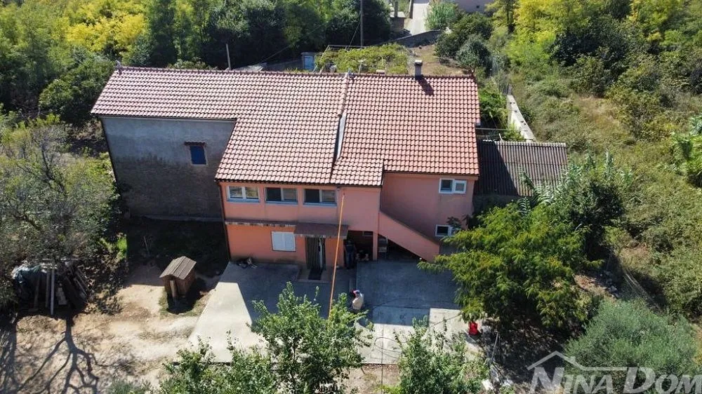 obiteljska nekretnina s lijepim maslinikom i vinogradom - slika 11