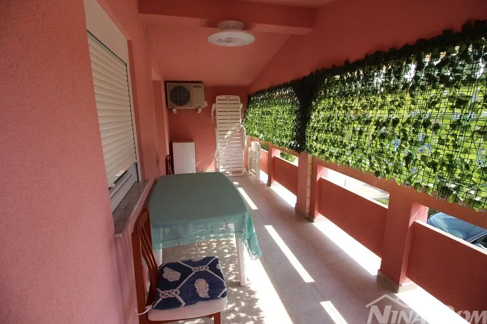 samostojeća kuća južna strana s dva apartmana - slika 11