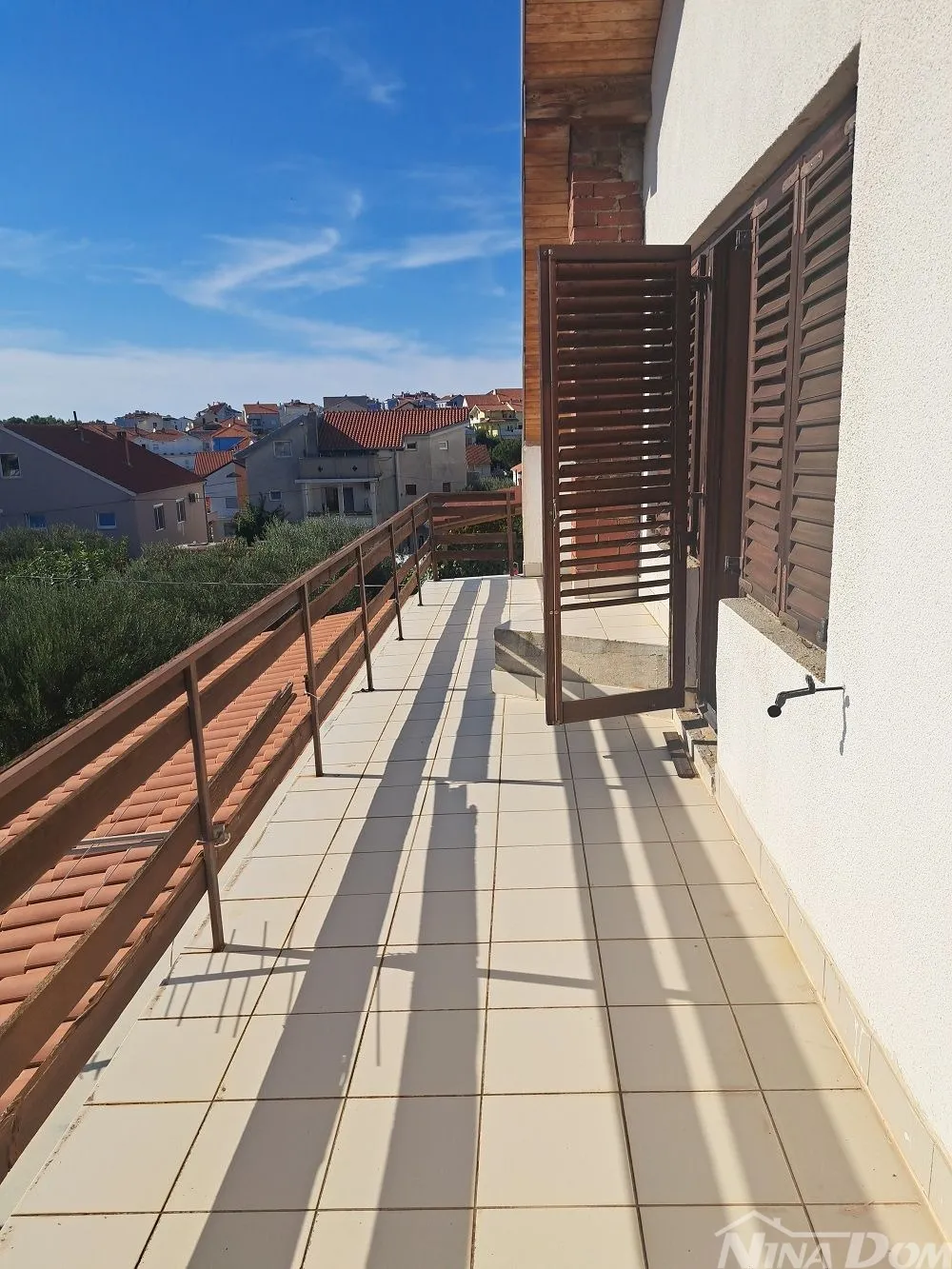 samostojeća kuća visokoprizemlje, dvorište i garaža. - slika 19