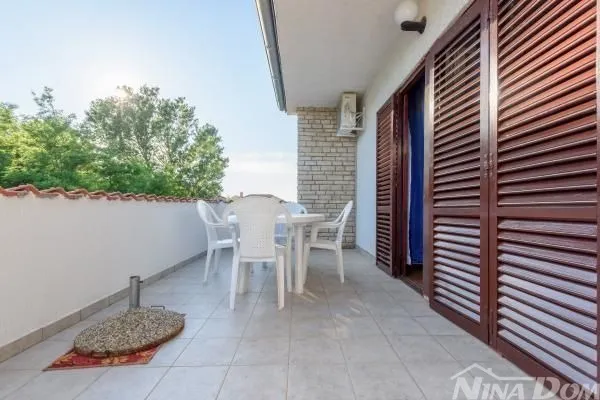 apartmanska kuća s lijepom i velikom okućnicom 80 metara do mora - slika 22