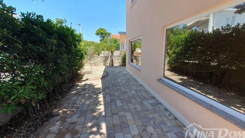 južna strana otoka vira 60 m. do plaže priključak vode i kanalazacije. - slika 4