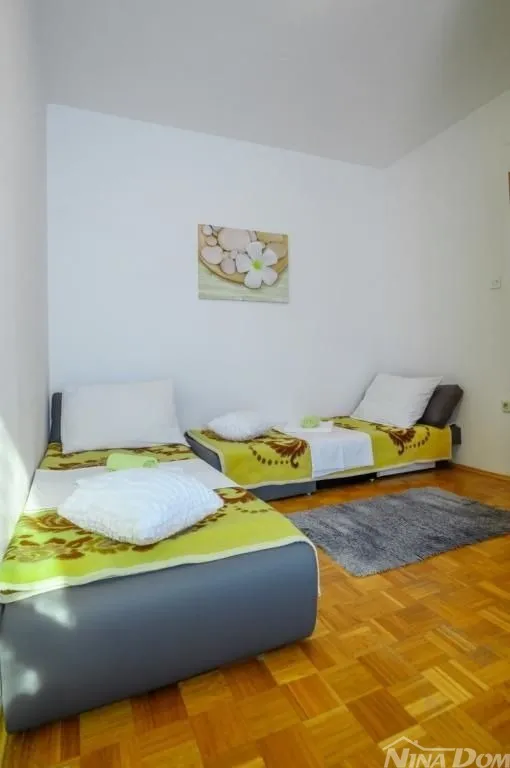 apartmanska kuća s lijepom i velikom okućnicom 80 metara do mora - slika 29