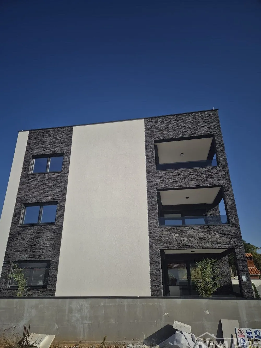novogradnja, lijepo uređeni apartmani južna strana - slika 2