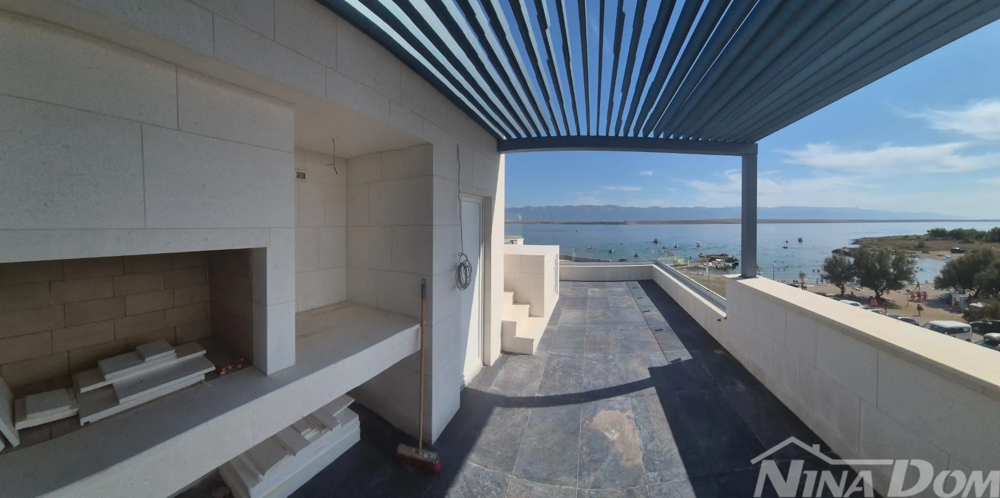 villa blizini mora, s bazenom u prizemlju i na krovnoj terasi. - slika 19