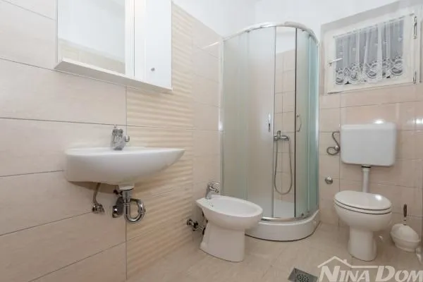 apartmanska kuća s lijepom i velikom okućnicom 80 metara do mora - slika 13