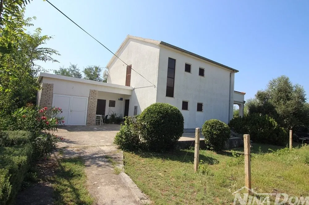 apartmanska kuća s lijepom i velikom okućnicom 80 metara do mora - slika 34