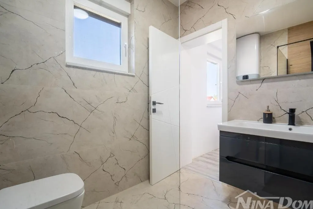 moderna dvojna kuća s bazenom- privlak dalmacija - slika 32