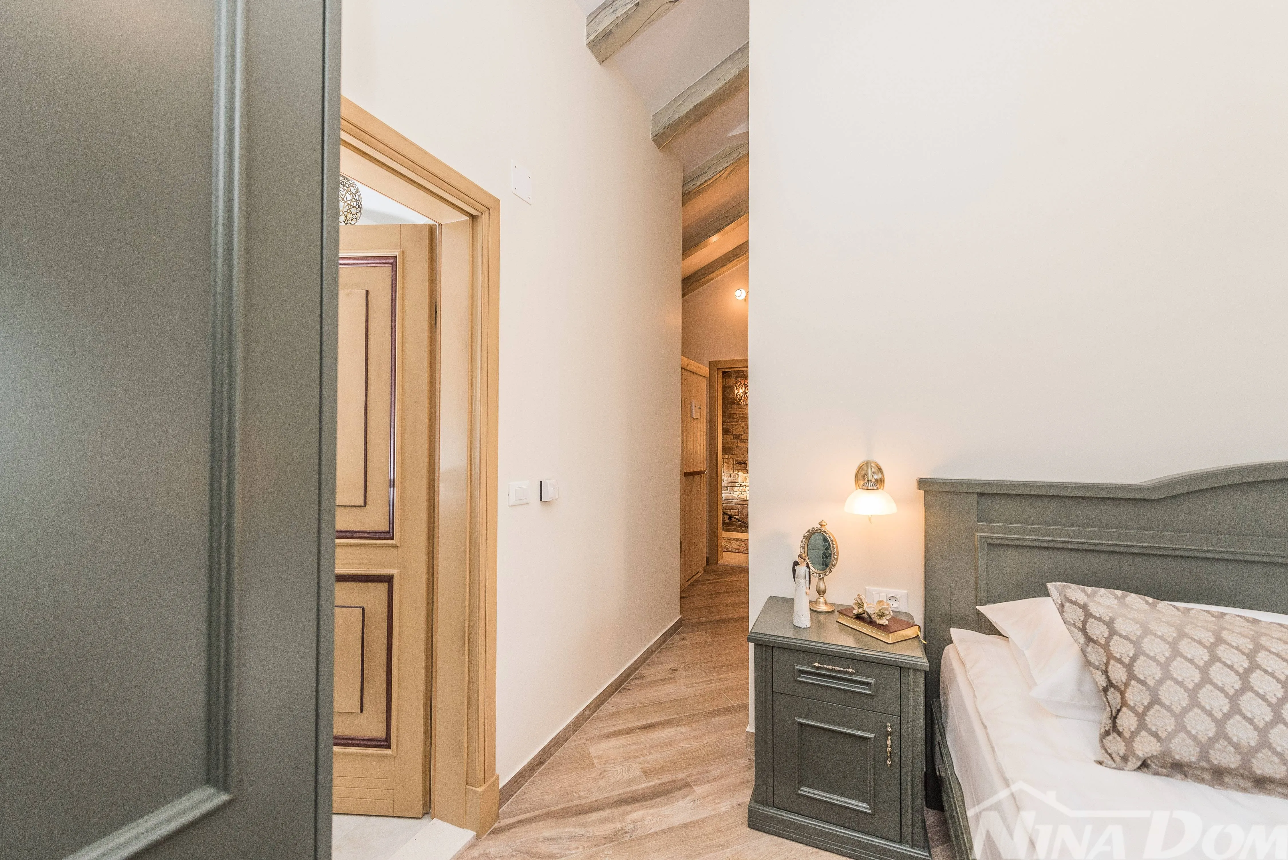 luksuzna villa s bazenom i teniskim terenom - slika 19