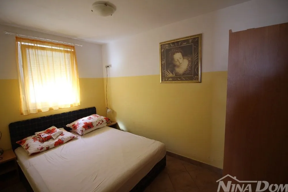 kuća dvojnica s dva lijepa odvojena apartmana 50 metara do mora. - slika 8