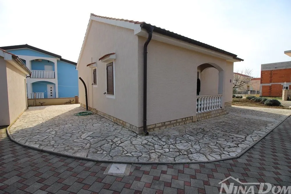 obiteljska nekretnina s garažom i velikom okućnicom 180 m. do mora - slika 16