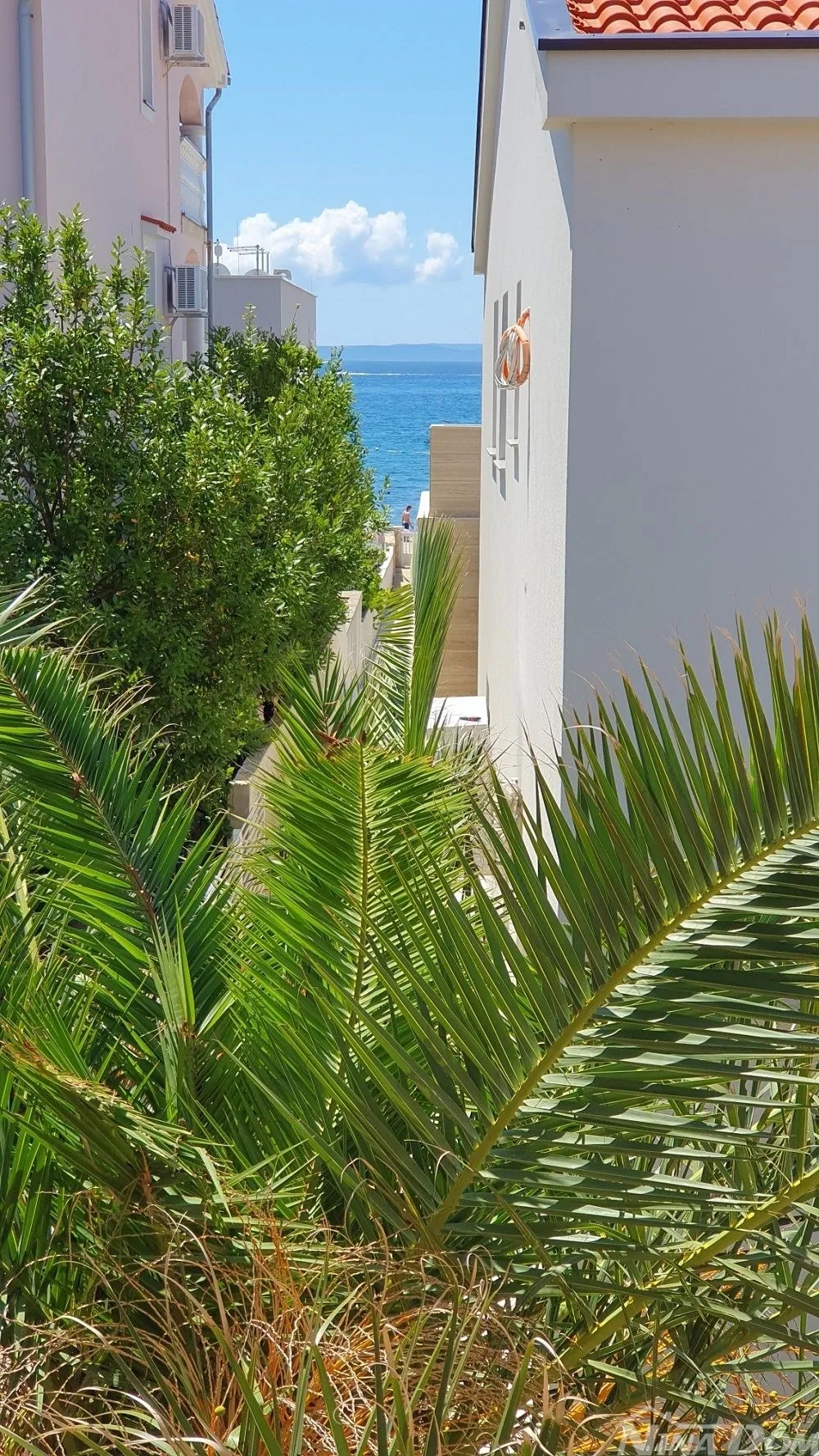 južna strana otoka vira 60 m. do plaže priključak vode i kanalazacije. - slika 22