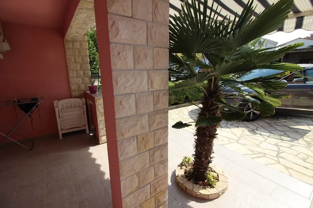 samostojeća kuća južna strana s dva apartmana - slika 9