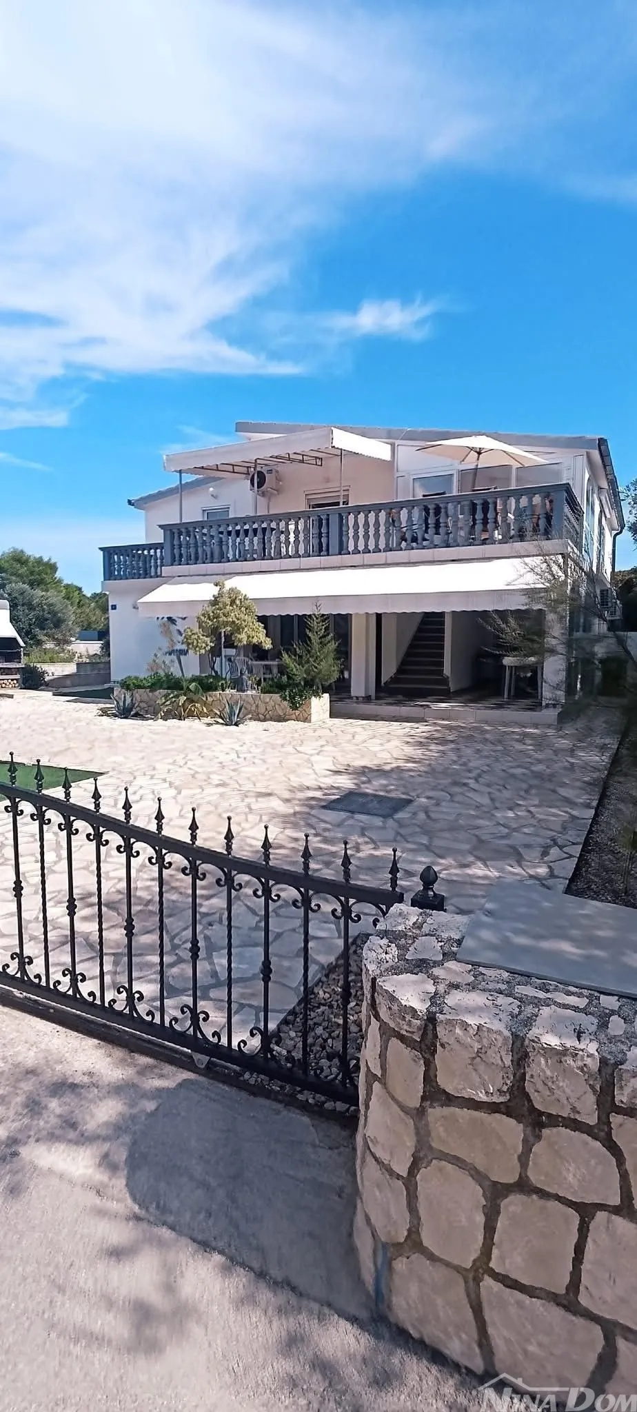 južna strana 90 met.do mora apartmanska kuća s dvorištem - slika 2