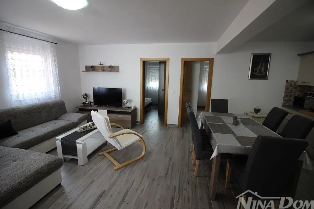 apartman na prvom katu s pripadajućom okućnicom. - slika 5