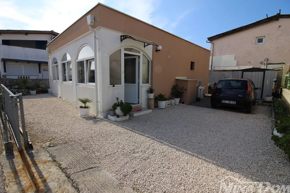 Samostojeća prizemnica s dvorištem - Vir, Vir