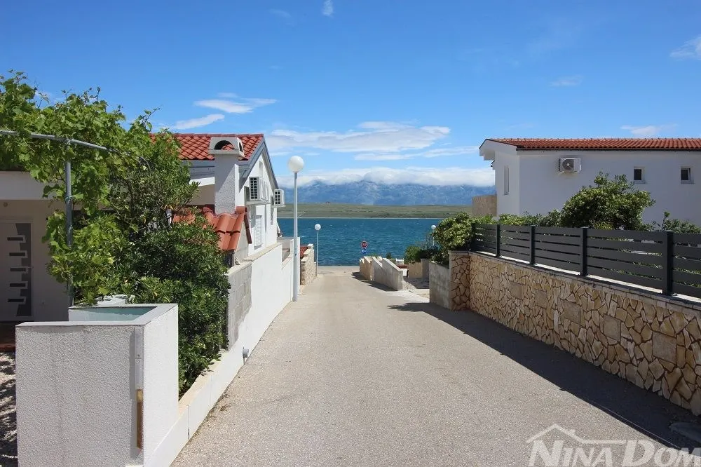 kuća u nizu, s dva stana od mora i plaže 60 metara. - slika 2