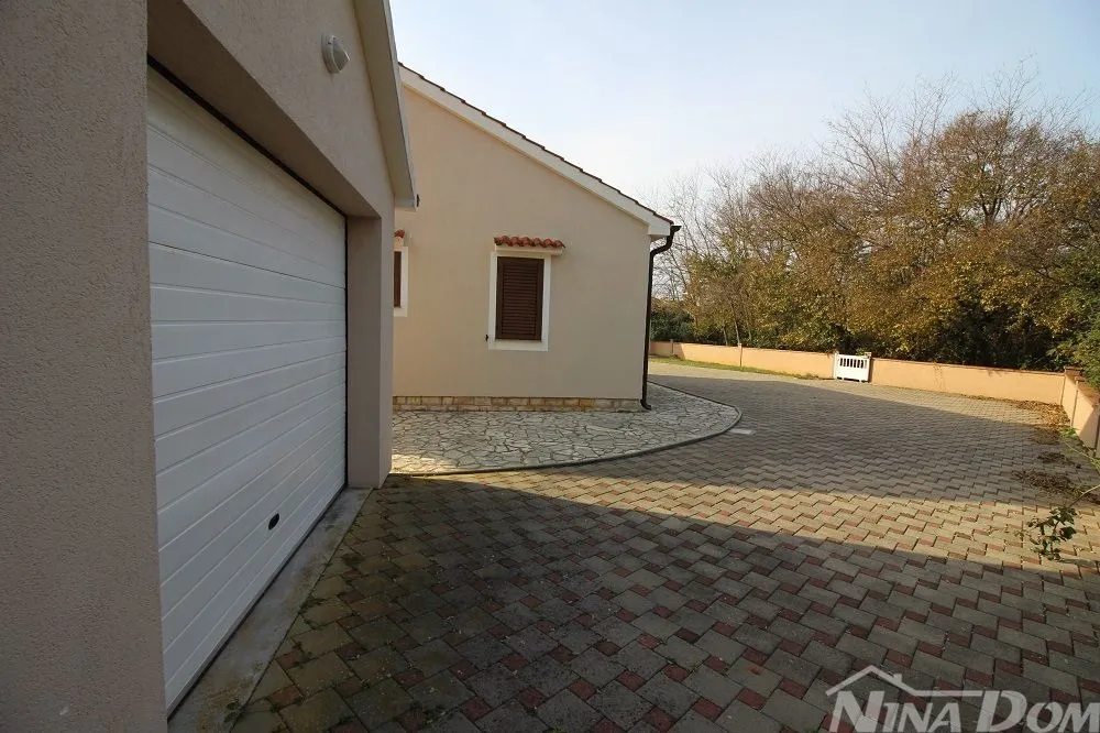obiteljska nekretnina s garažom i velikom okućnicom 180 m. do mora - slika 4