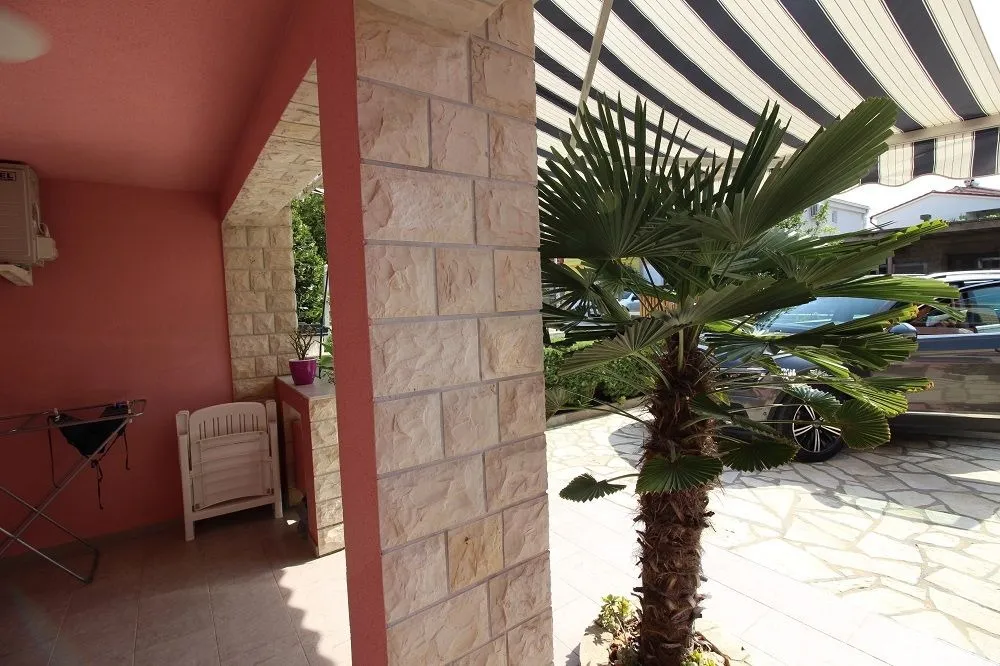 samostojeća kuća južna strana s dva apartmana - slika 8