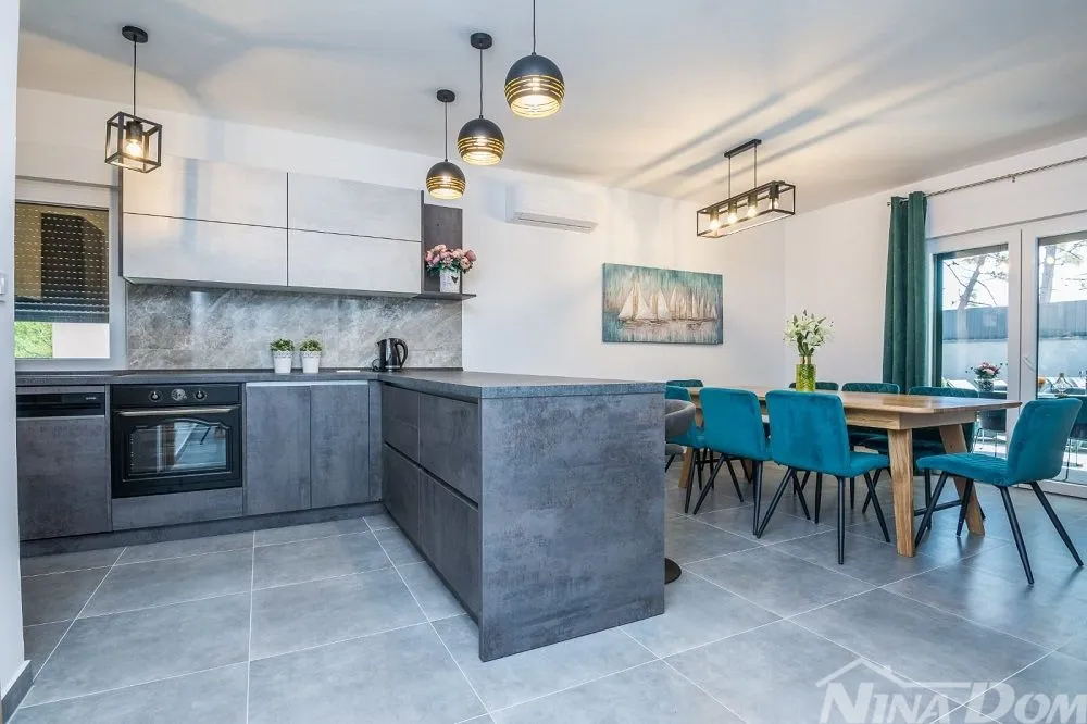 villa u blizini centra, opremljena s bazenom i krovnom, terasom - slika 8