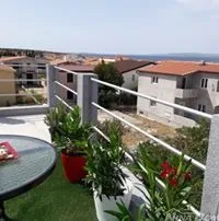 nekretnina s 4 apartmana, krovna terasa s pogledom na more i velebit. - slika 27