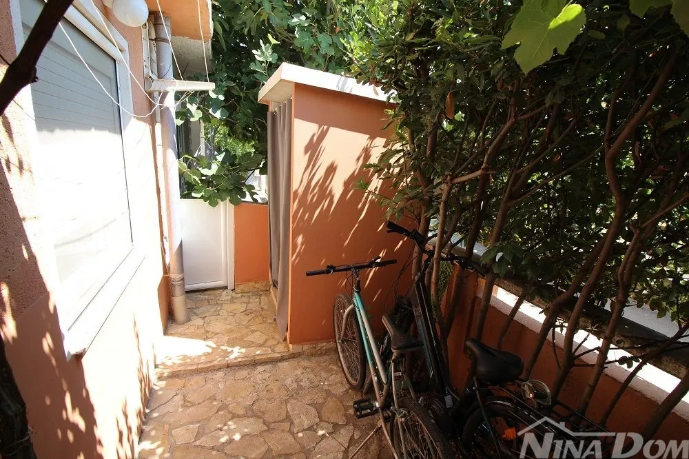 apartmanska kuća s 4 apartmana i građevinskom parcelom 60 met.do mora. - slika 26