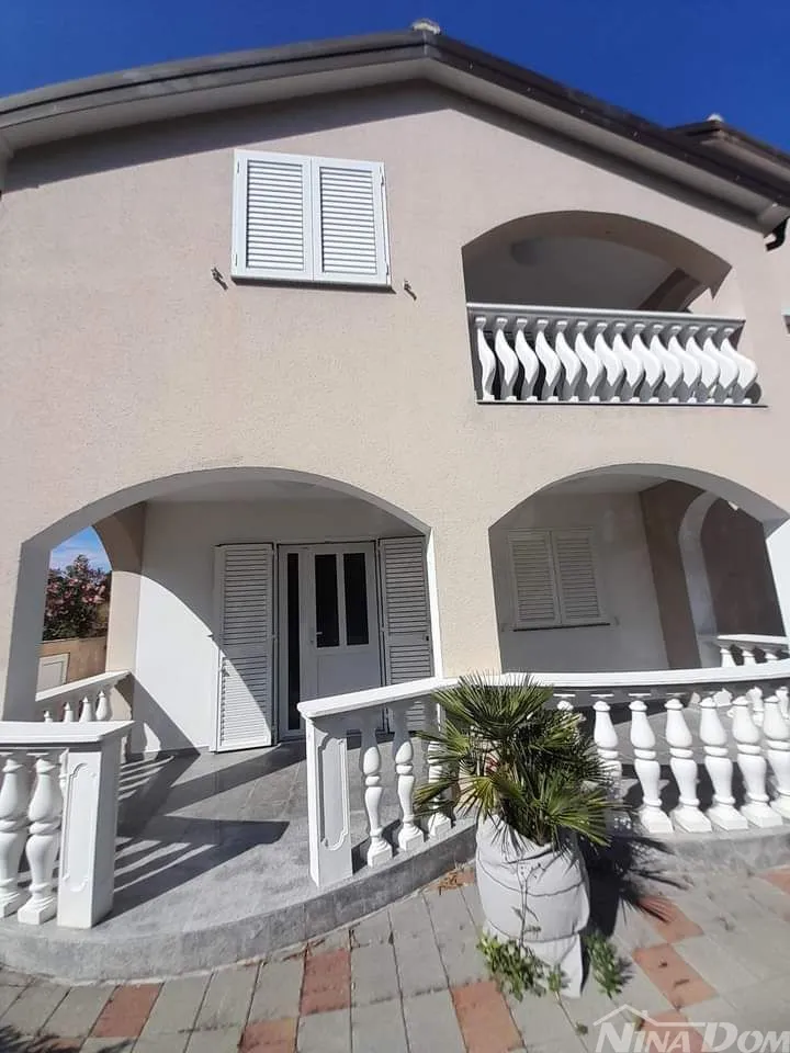južna strana otoka vira, dvoetažni apartman 150 met. do mora - slika 19