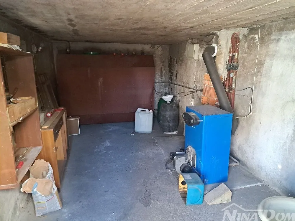samostojeća kuća visokoprizemlje, dvorište i garaža. - slika 23