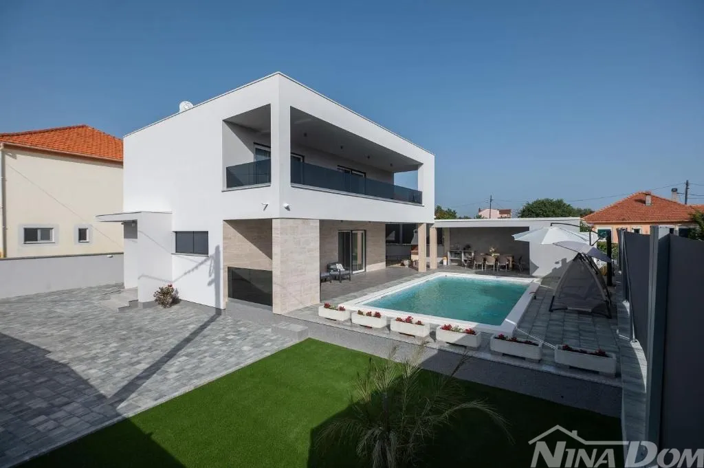 luksuzna vila s bazenom – novogradnja u srcu sukošana - slika 18