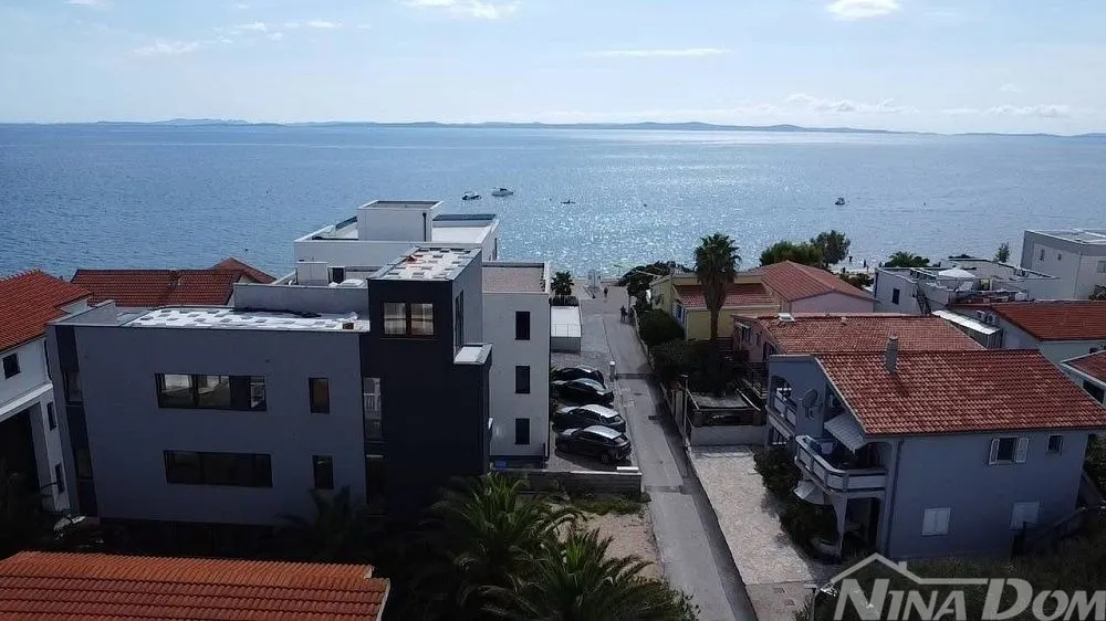 južna strana 90 met.do mora apartmanska kuća s dvorištem - slika 27