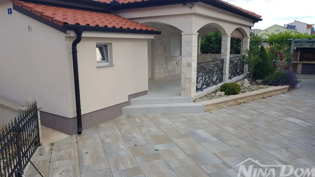 južna strana otoka vira 300 metara od plaže jadro - slika 12