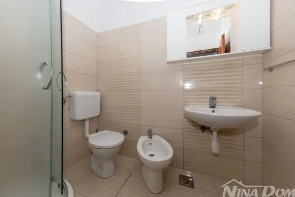 apartmanska kuća s lijepom i velikom okućnicom 80 metara do mora - slika 20