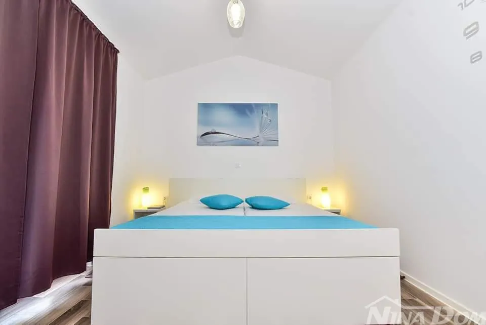 u ponudi dva stana u kući s okućnicom. - slika 8