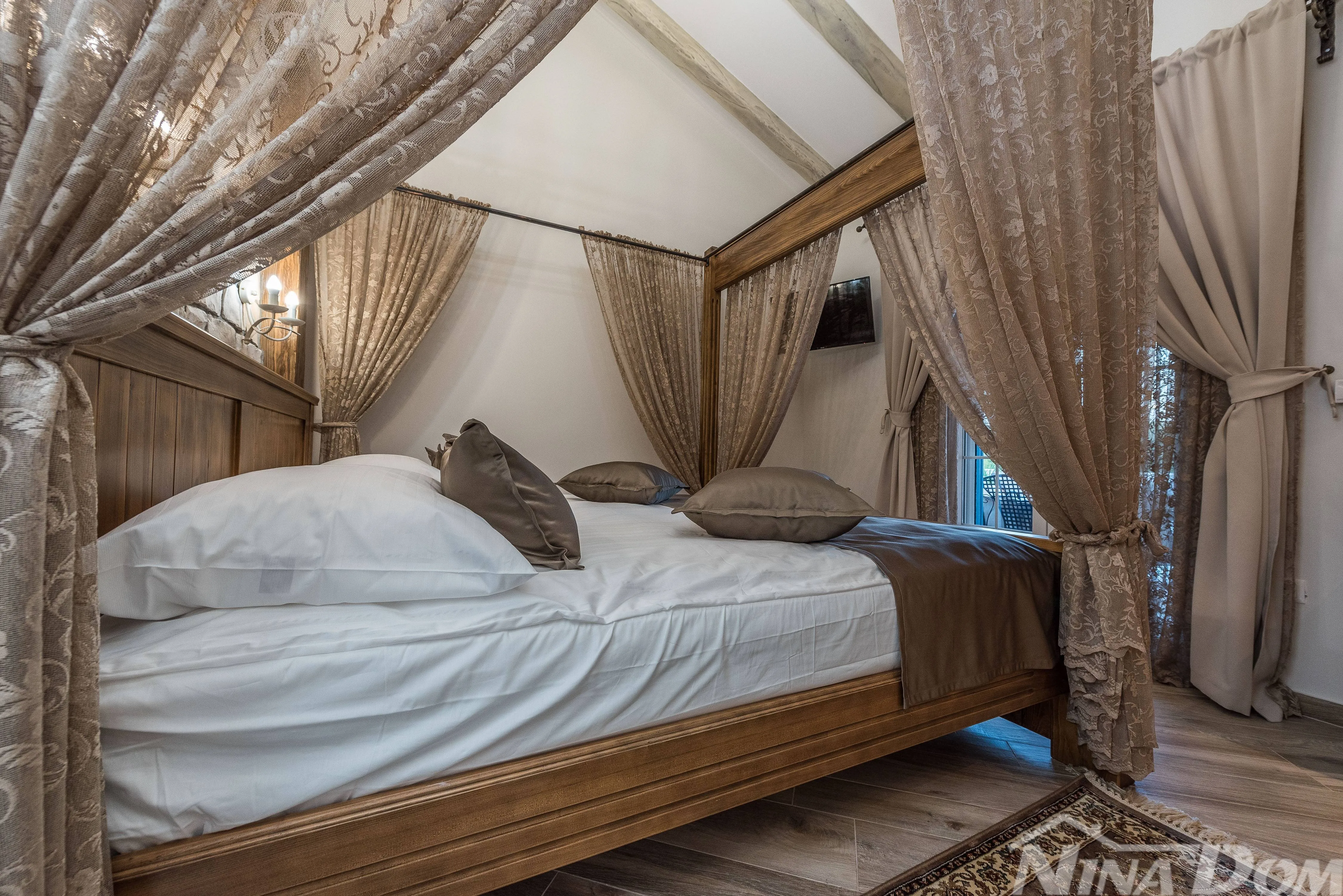 luksuzna villa s bazenom i teniskim terenom - slika 10