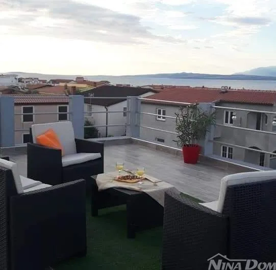 nekretnina s 4 apartmana, krovna terasa s pogledom na more i velebit. - slika 8