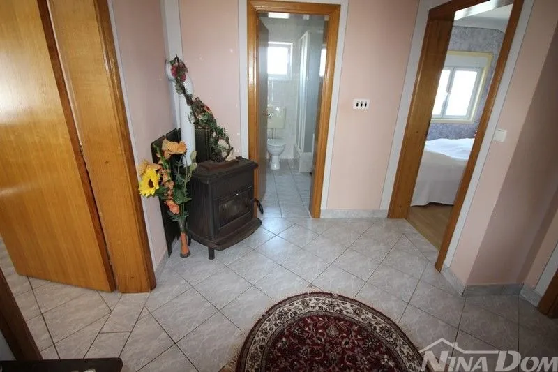 lijepo uređena nekretnina, s dva stana , garaža s okućnicom - slika 24