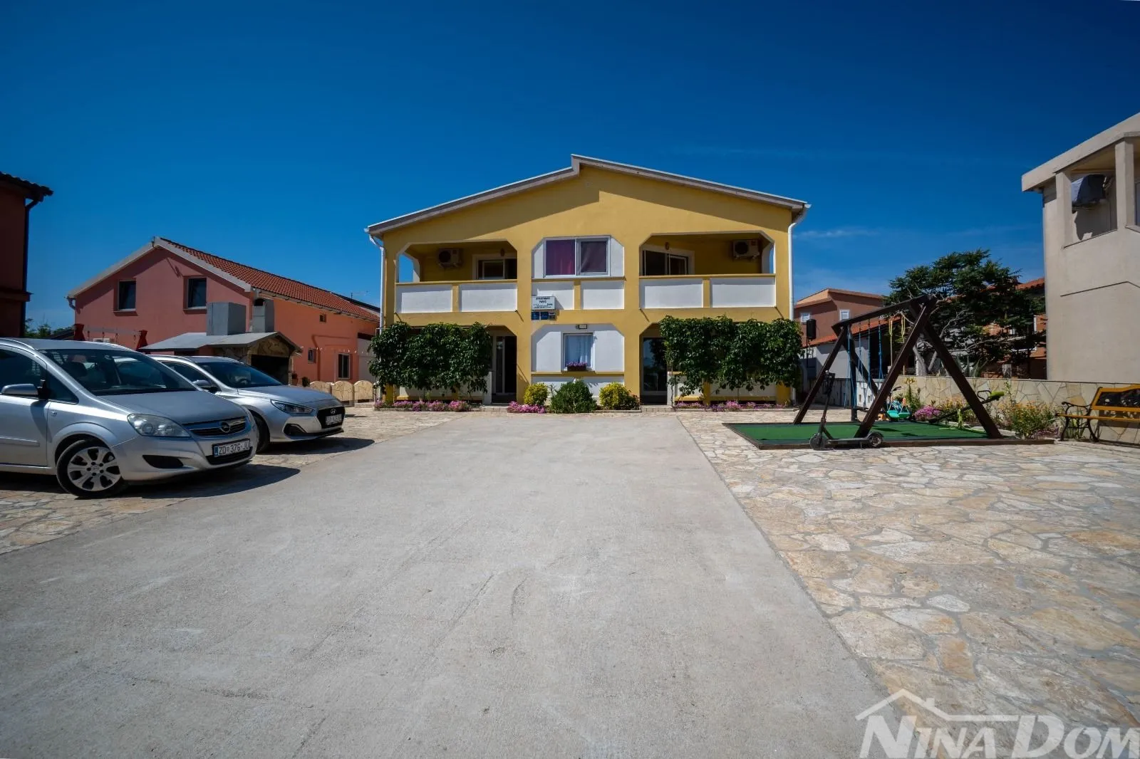 Apartmanska kuća s prostranom okućnicom. - Vir, Vir